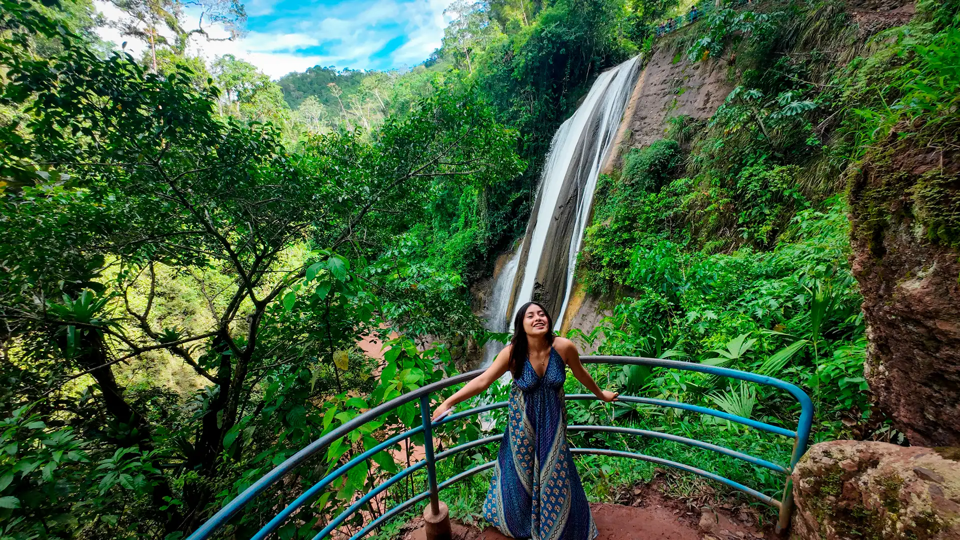 Vista panorámica de Chanchamayo, selva central del Perú con cataratas y plantaciones de café